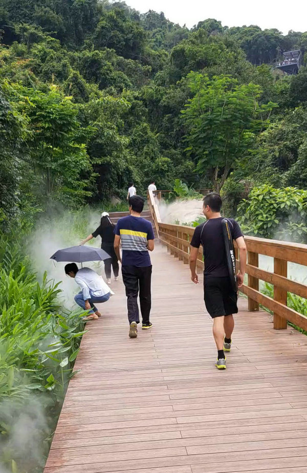 路途中,時而沾花惹草,時而風度翩翩